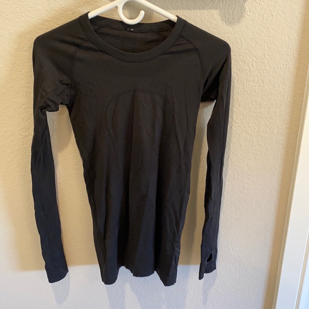 Black long sleeve Swiftly Lululemon.